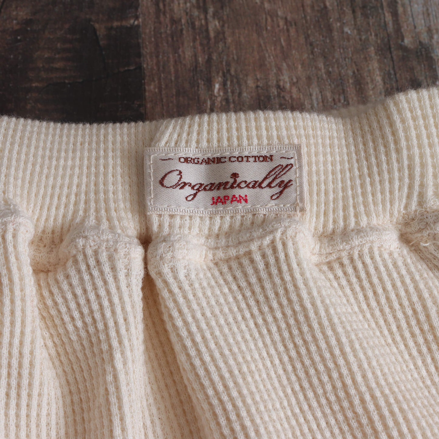 V-neck off-white short-sleeve T-shirt