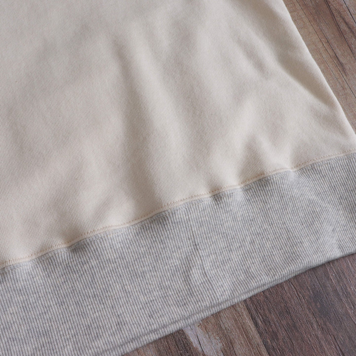 V-neck off-white short-sleeve T-shirt