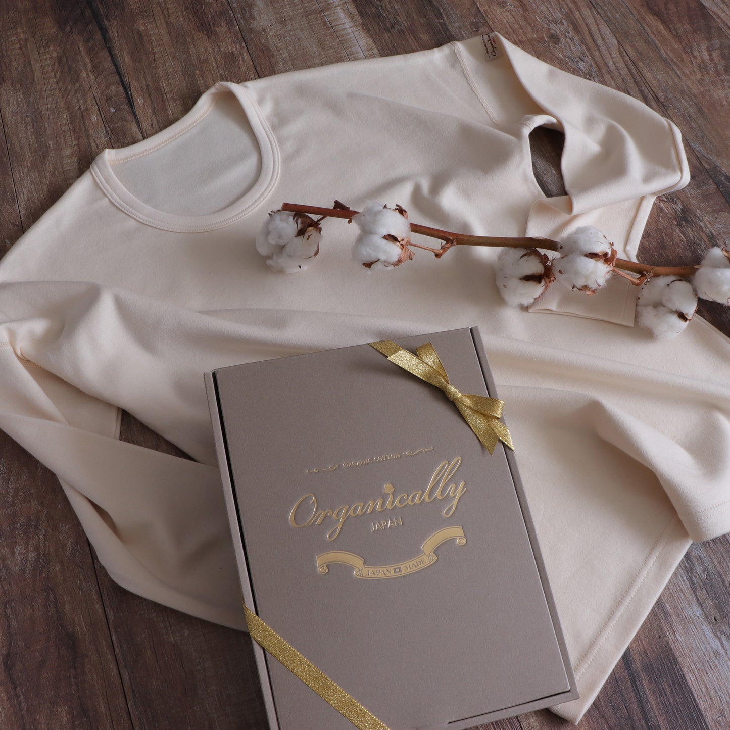 V-neck off-white short-sleeve T-shirt