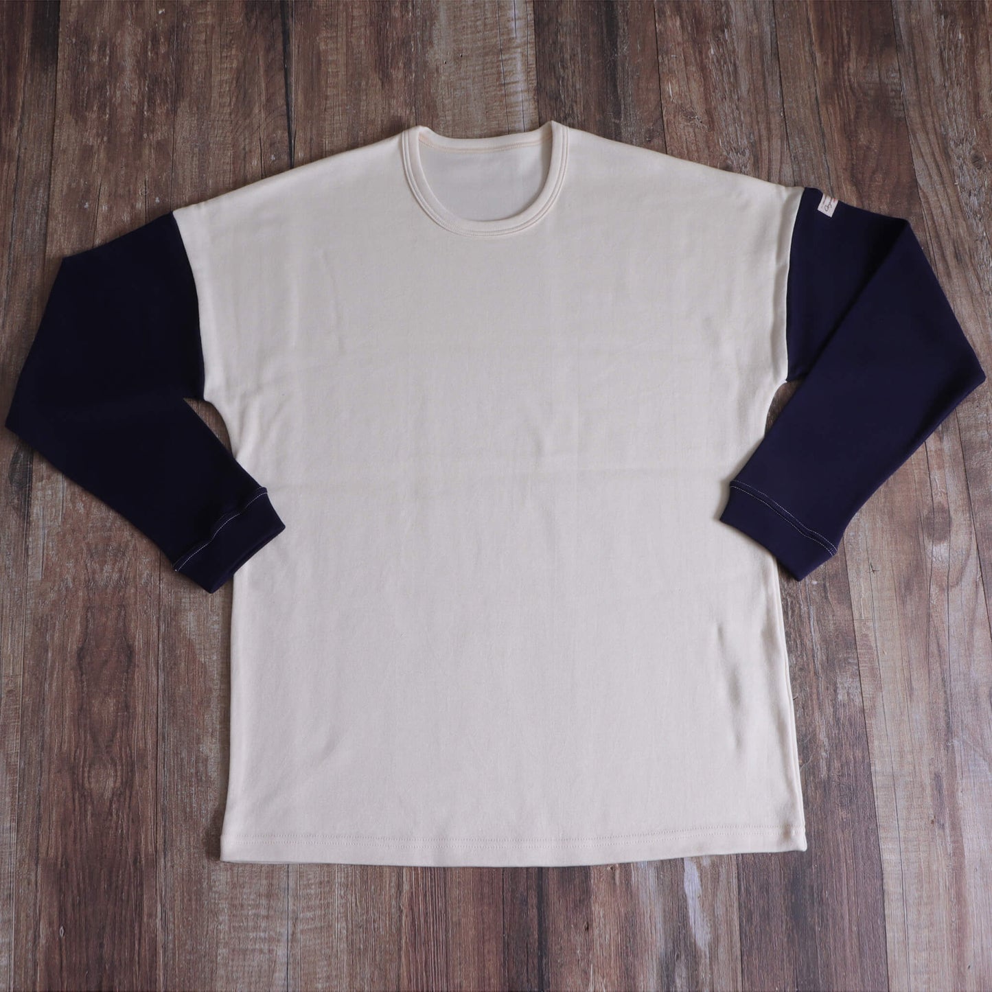 V-neck off-white short-sleeve T-shirt
