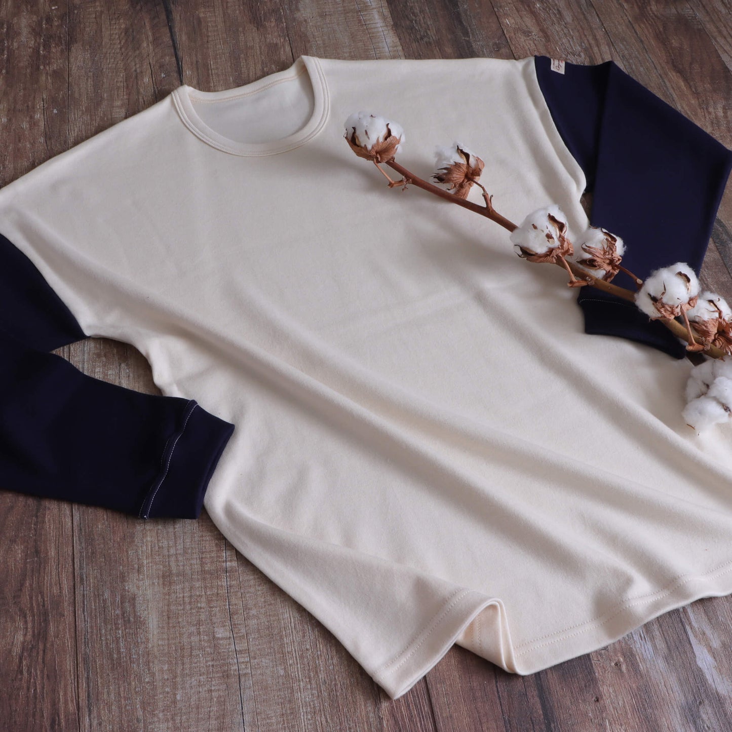 V-neck off-white short-sleeve T-shirt
