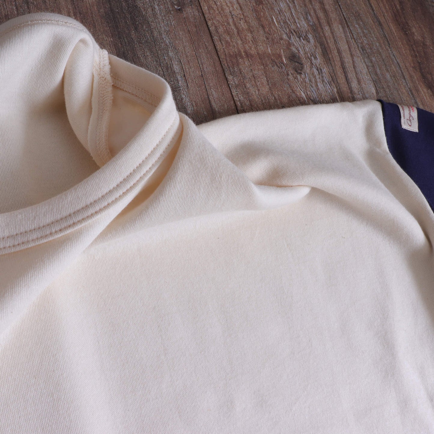 V-neck off-white short-sleeve T-shirt