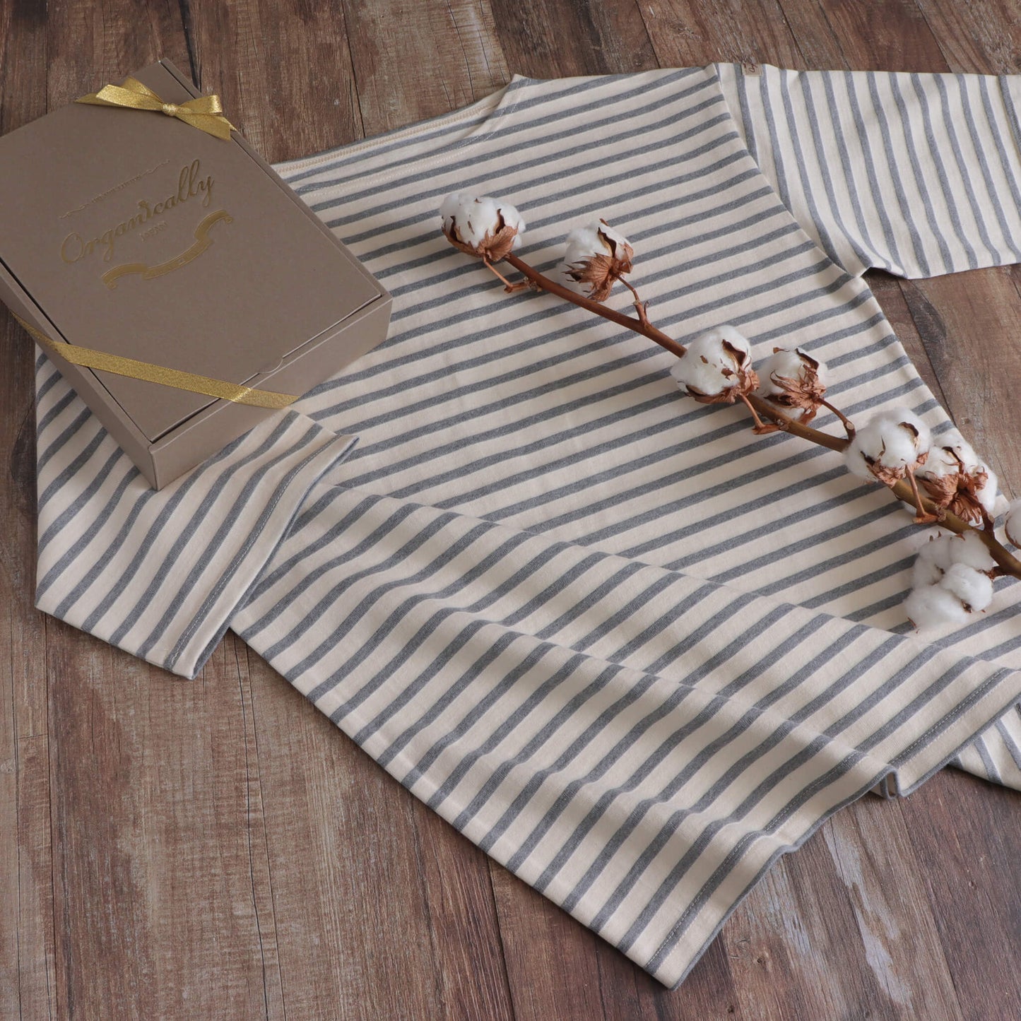 V-neck off-white short-sleeve T-shirt