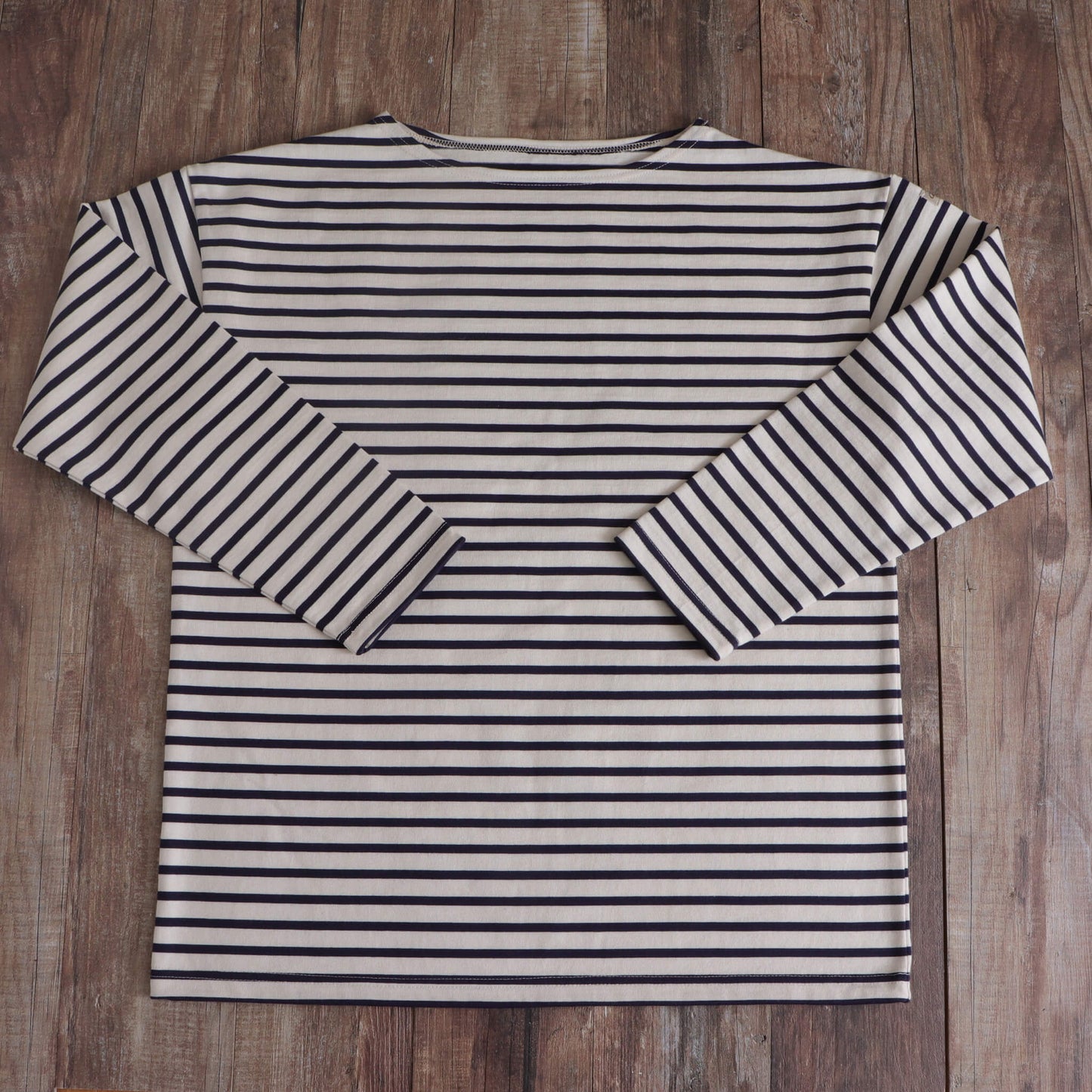 V-neck off-white short-sleeve T-shirt