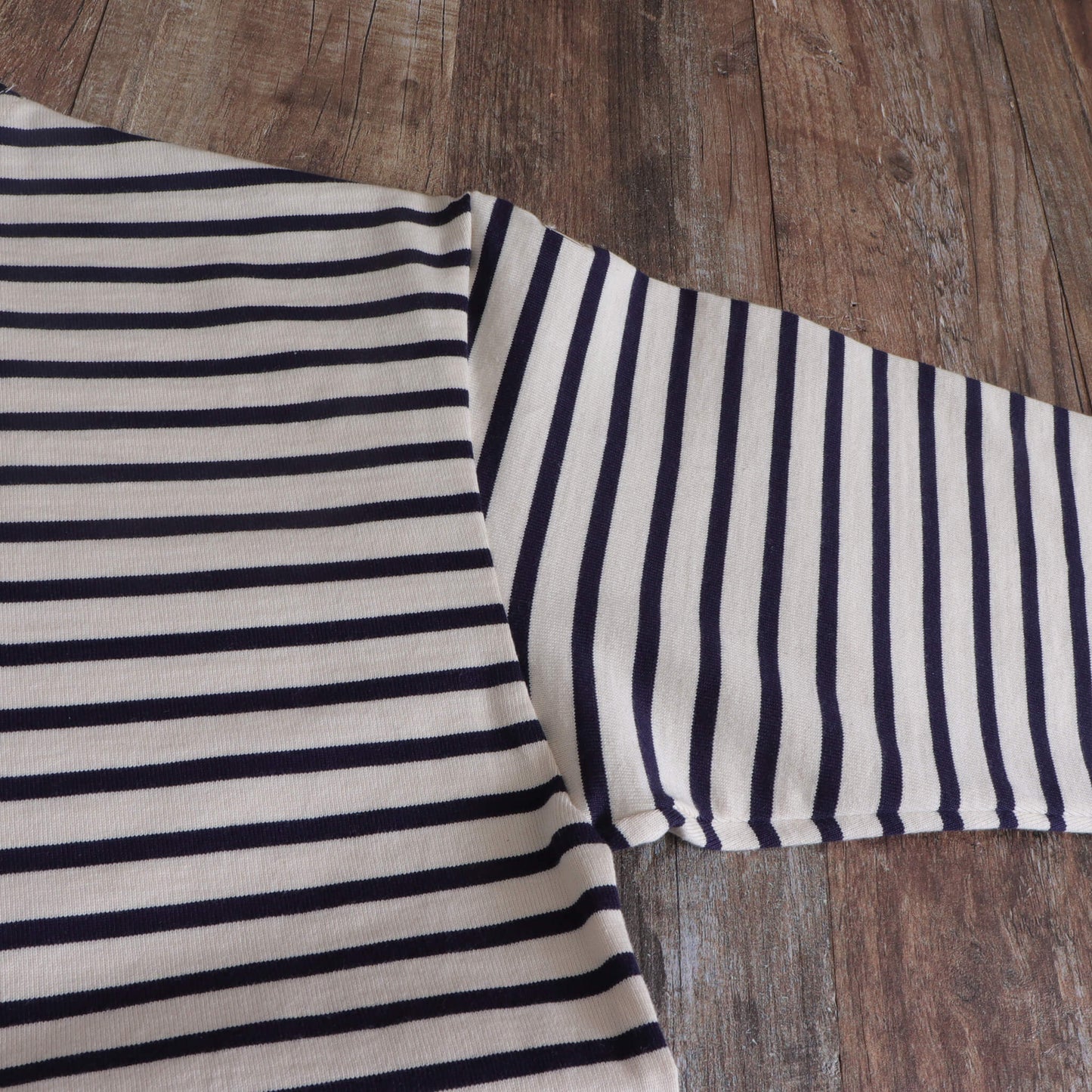 V-neck off-white short-sleeve T-shirt