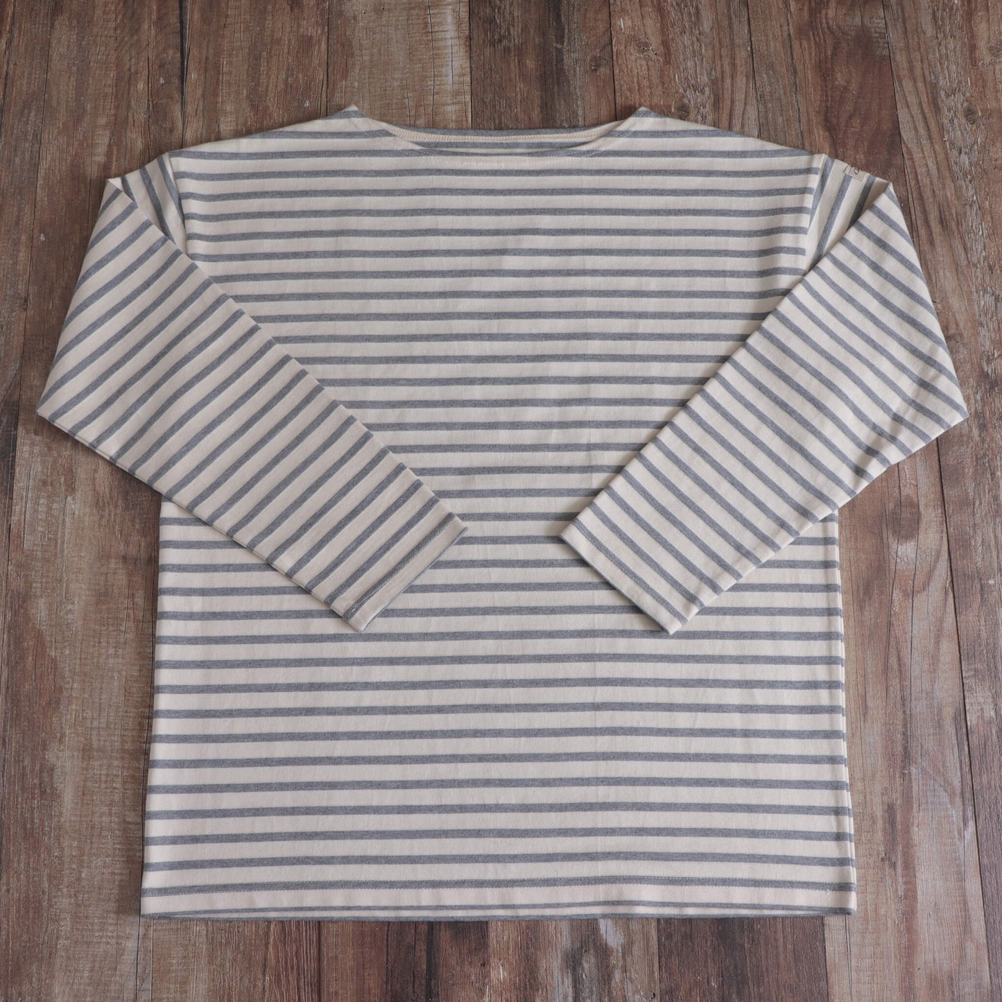 V-neck off-white short-sleeve T-shirt