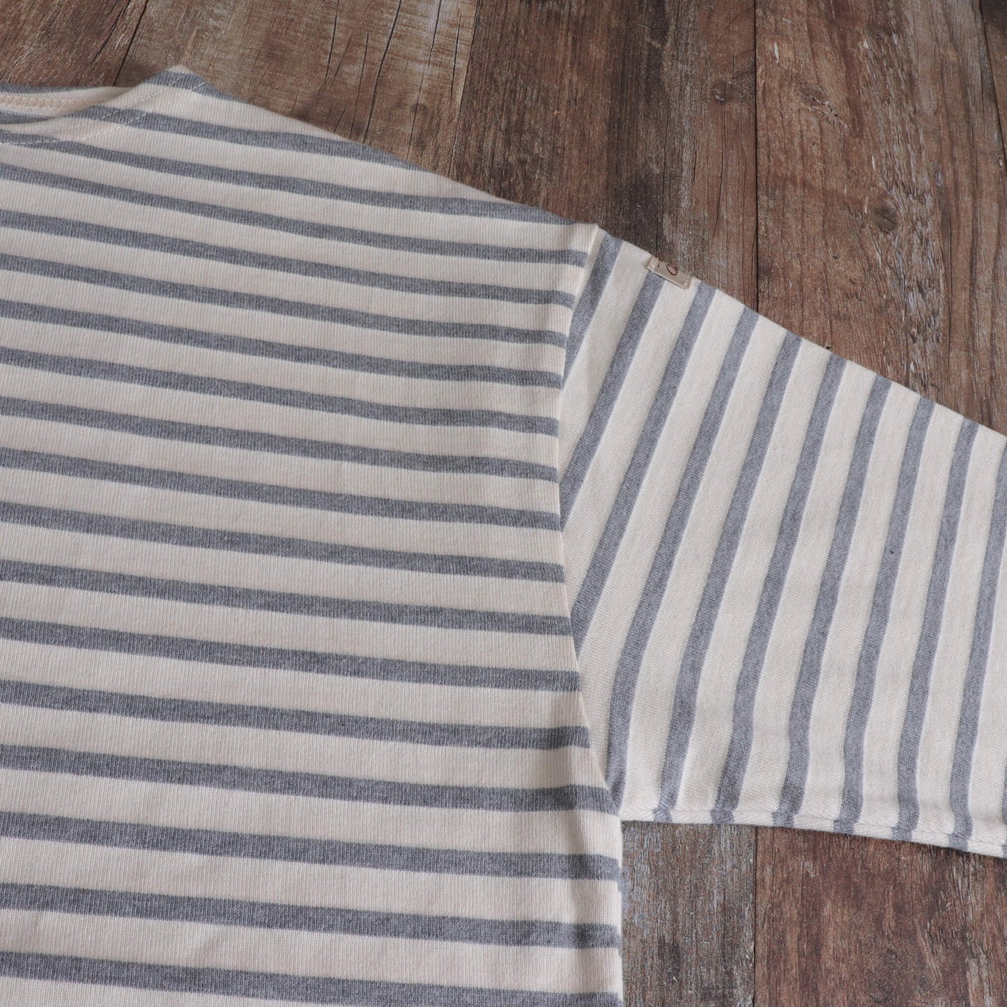 V-neck off-white short-sleeve T-shirt
