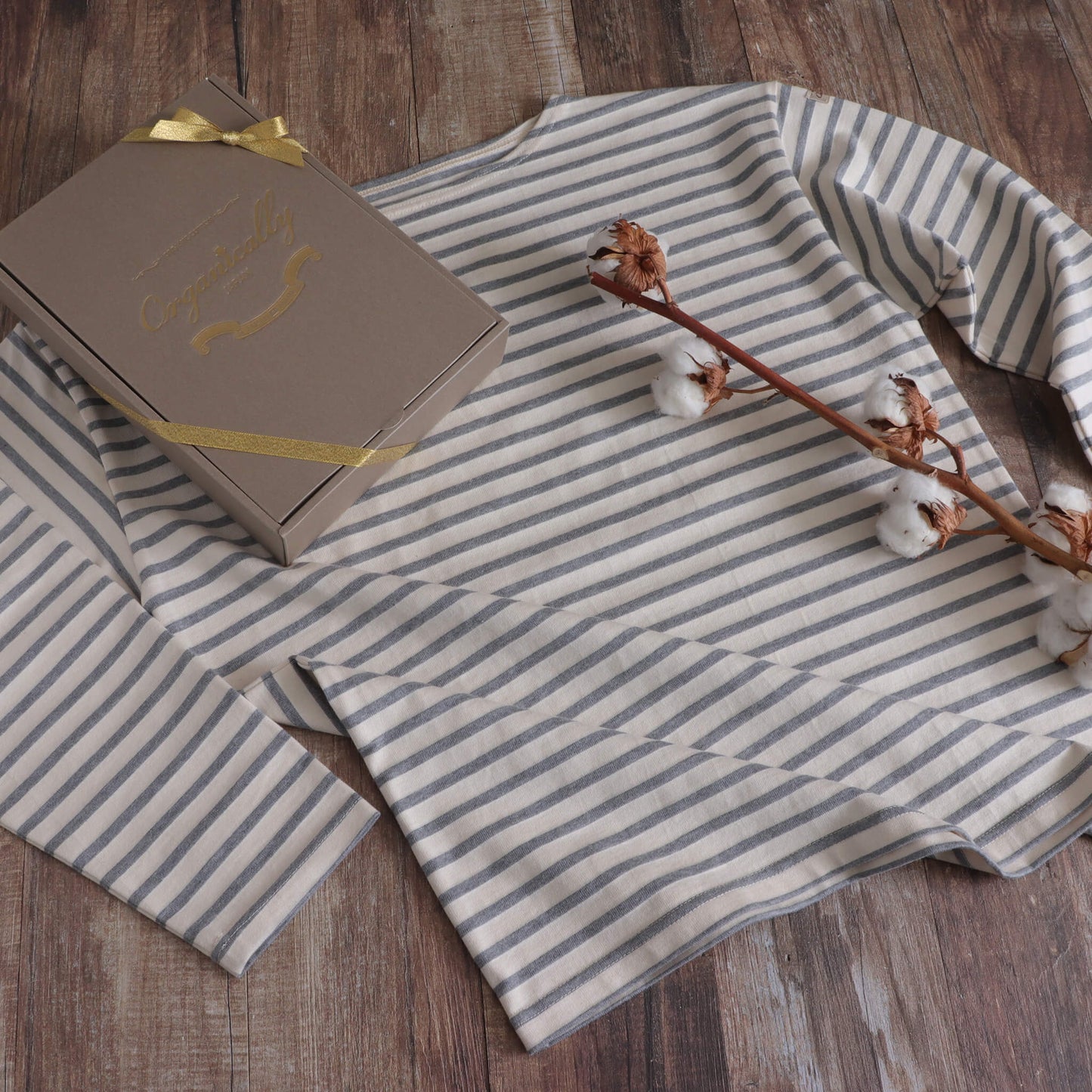 V-neck off-white short-sleeve T-shirt
