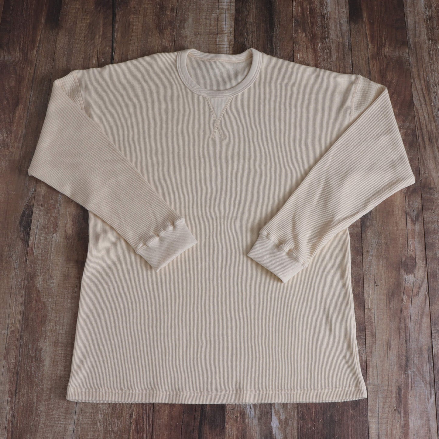 V-neck off-white short-sleeve T-shirt