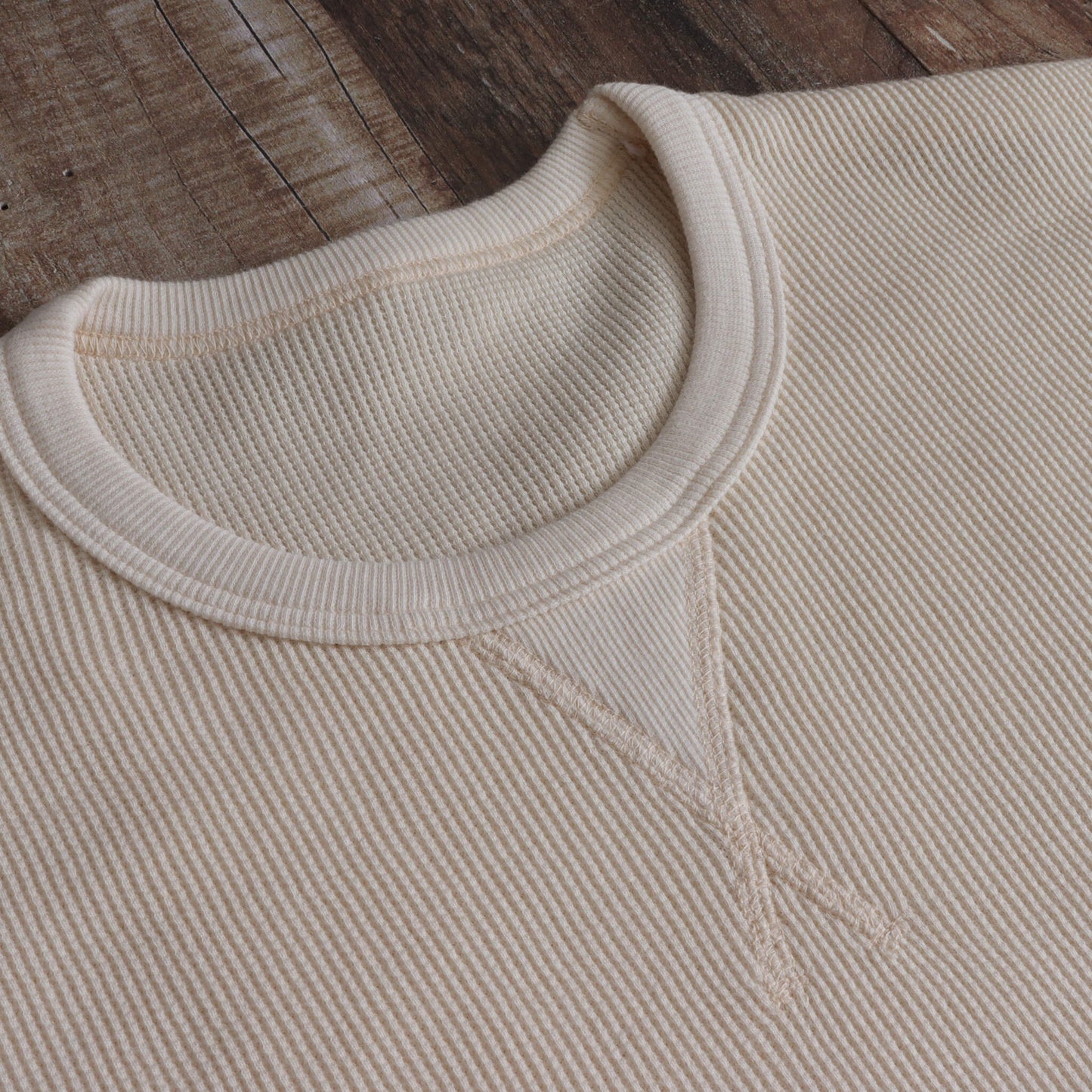 V-neck off-white short-sleeve T-shirt