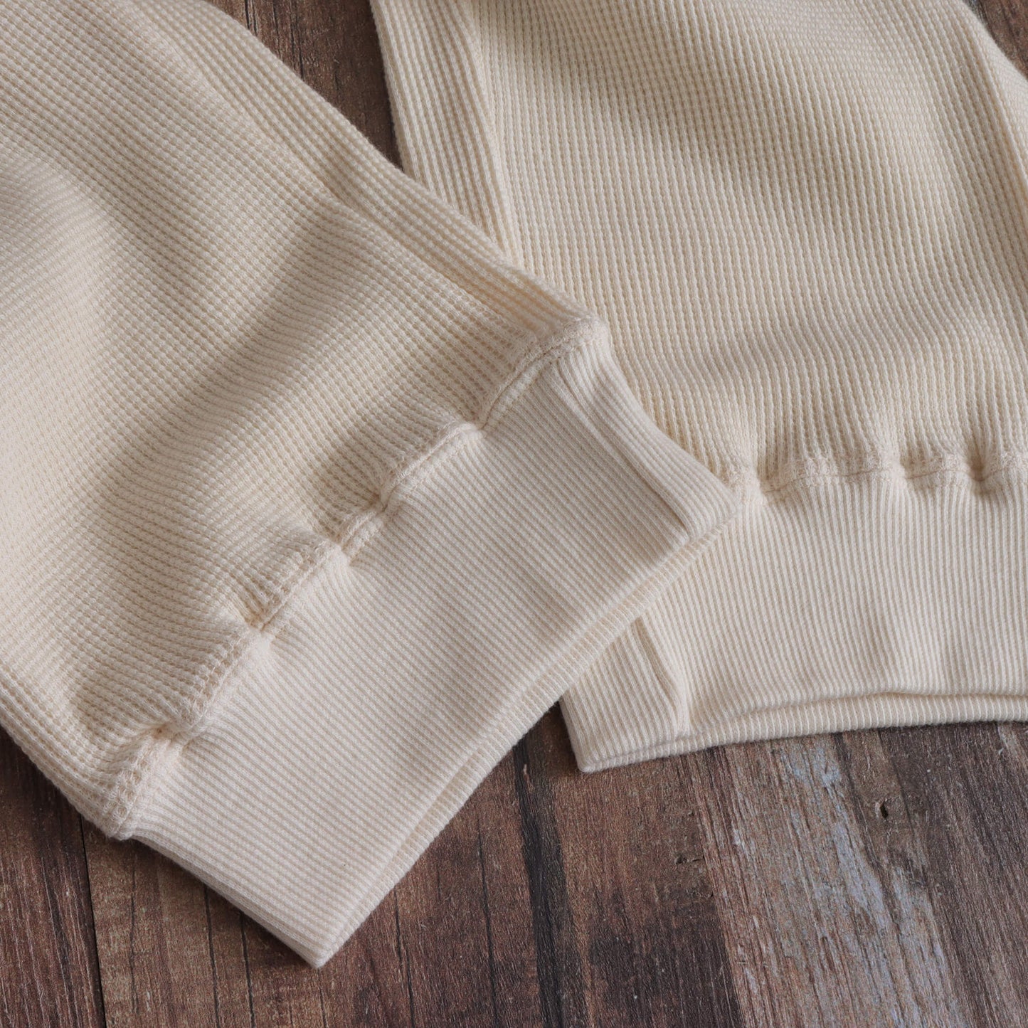 V-neck off-white short-sleeve T-shirt