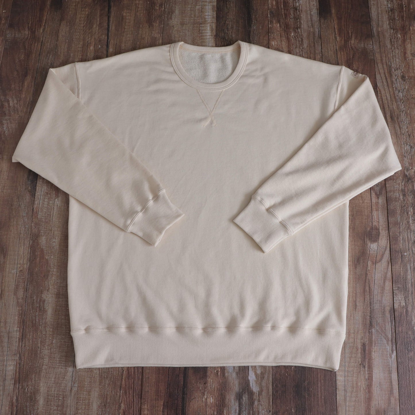 V-neck off-white short-sleeve T-shirt