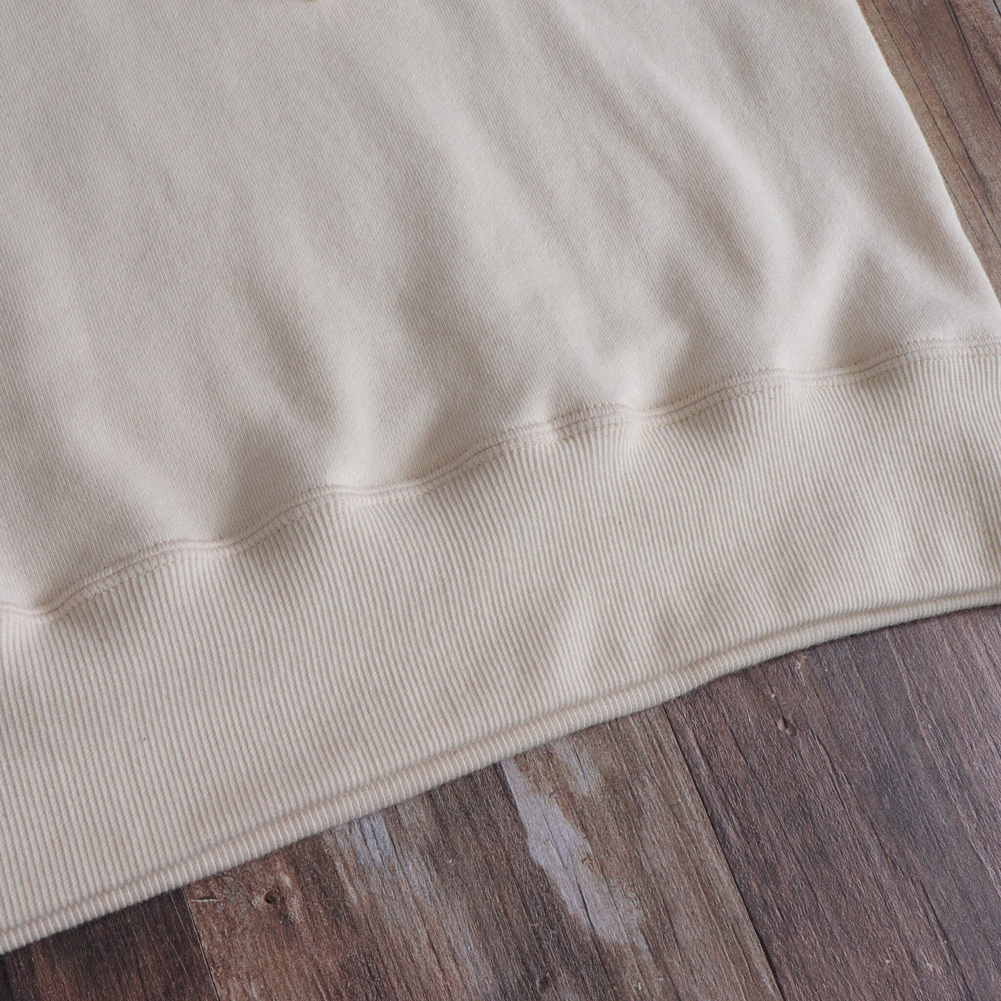 V-neck off-white short-sleeve T-shirt