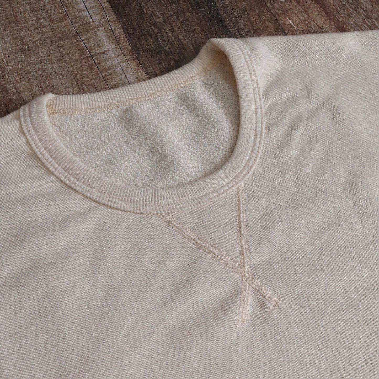 V-neck off-white short-sleeve T-shirt