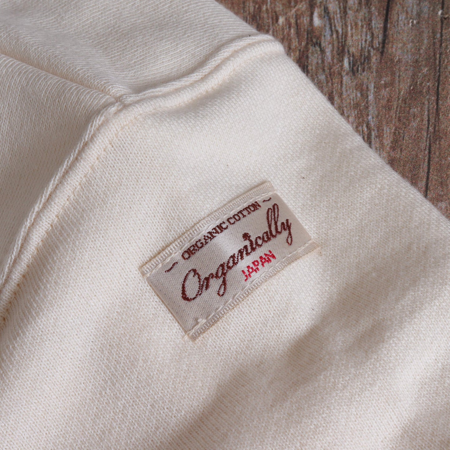 V-neck off-white short-sleeve T-shirt
