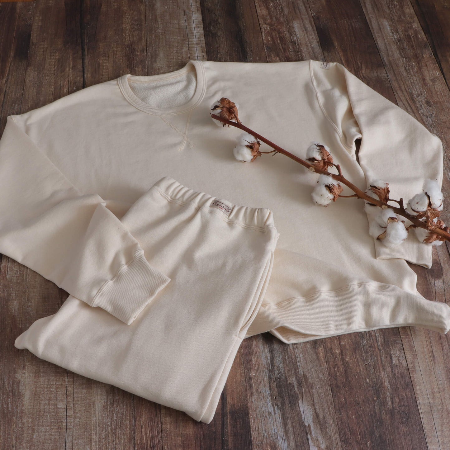 V-neck off-white short-sleeve T-shirt