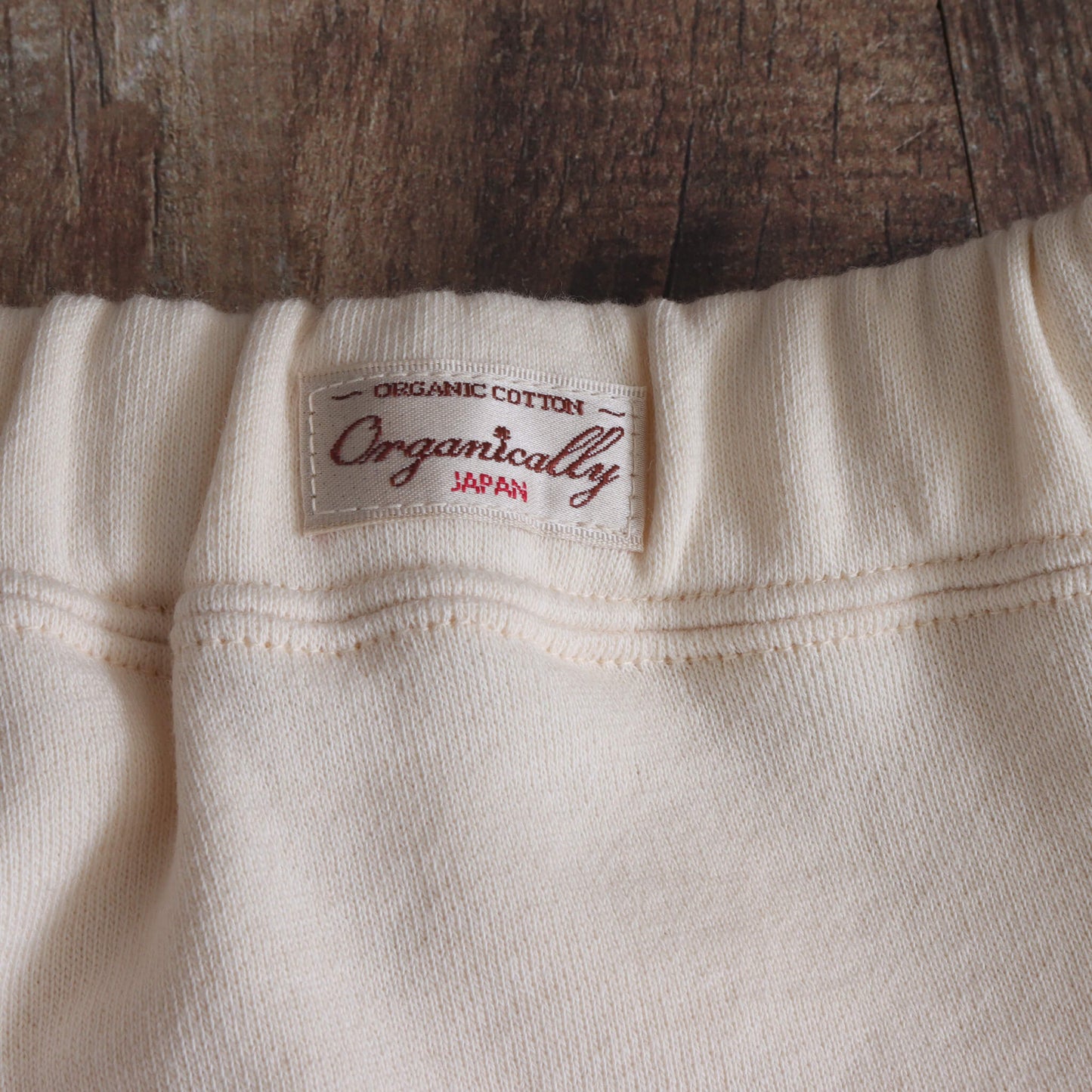 V-neck off-white short-sleeve T-shirt