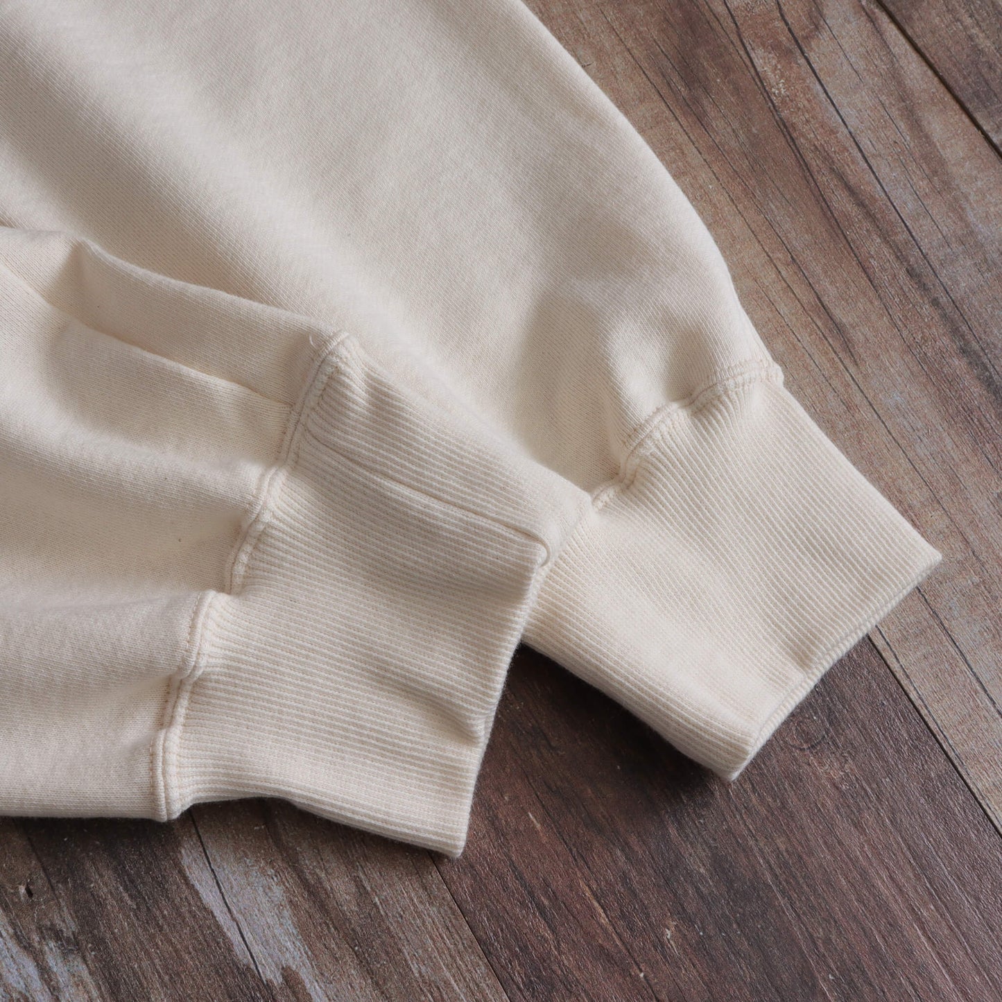 V-neck off-white short-sleeve T-shirt