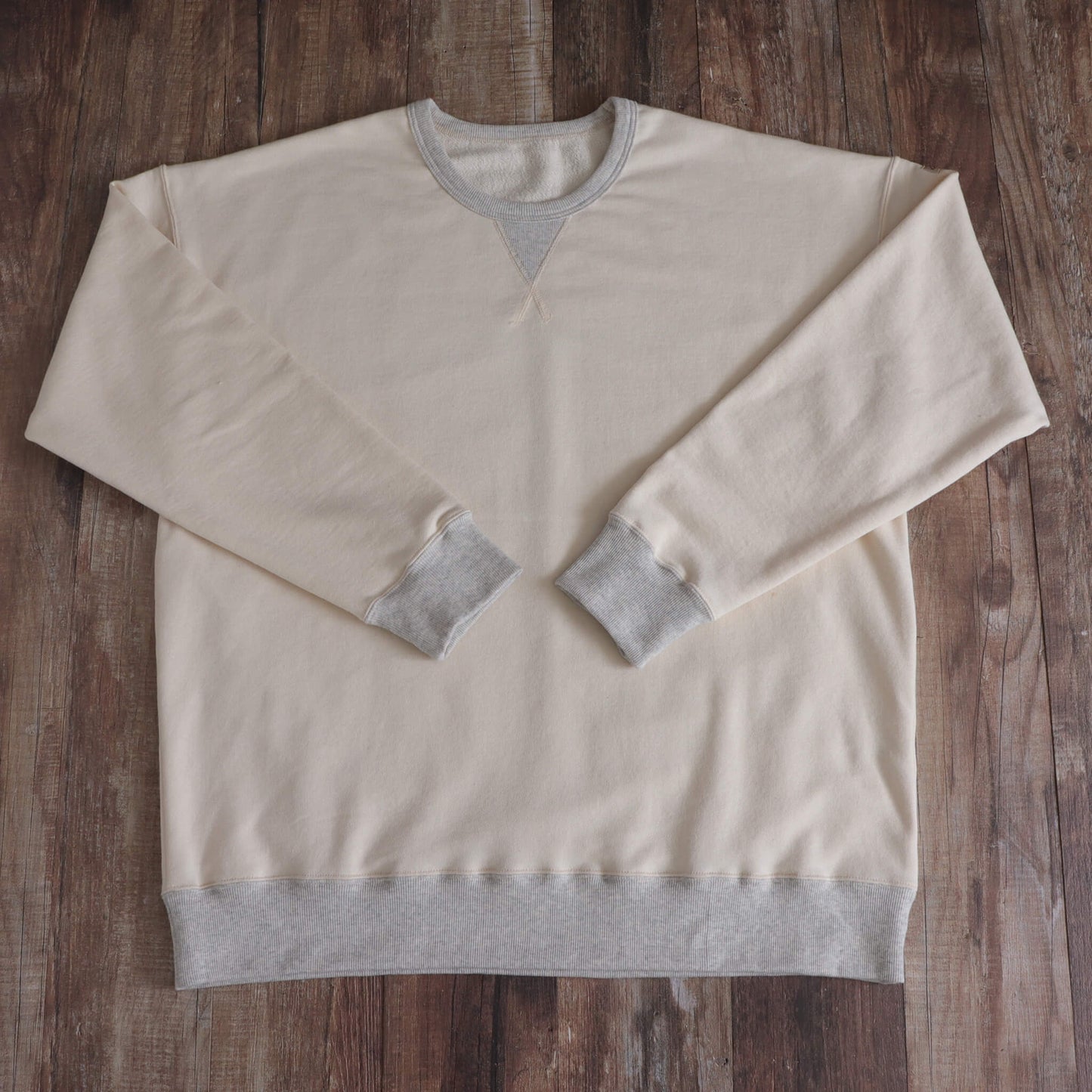 V-neck off-white short-sleeve T-shirt