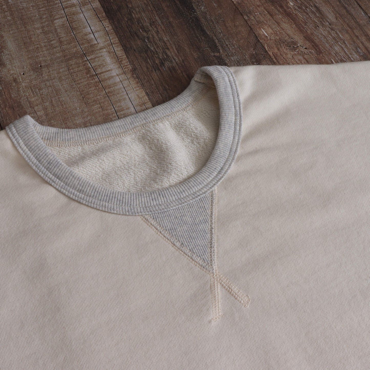 V-neck off-white short-sleeve T-shirt