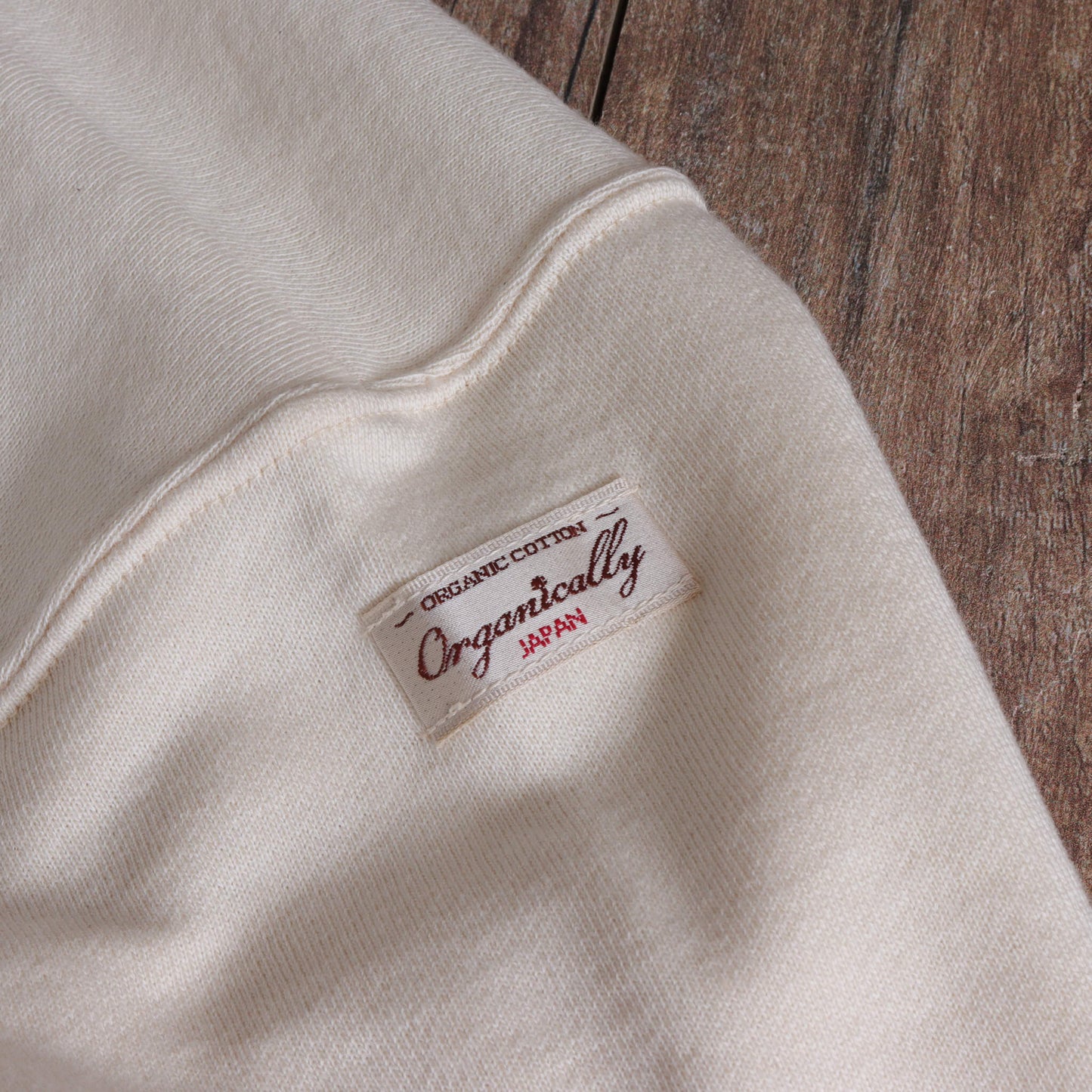 V-neck off-white short-sleeve T-shirt