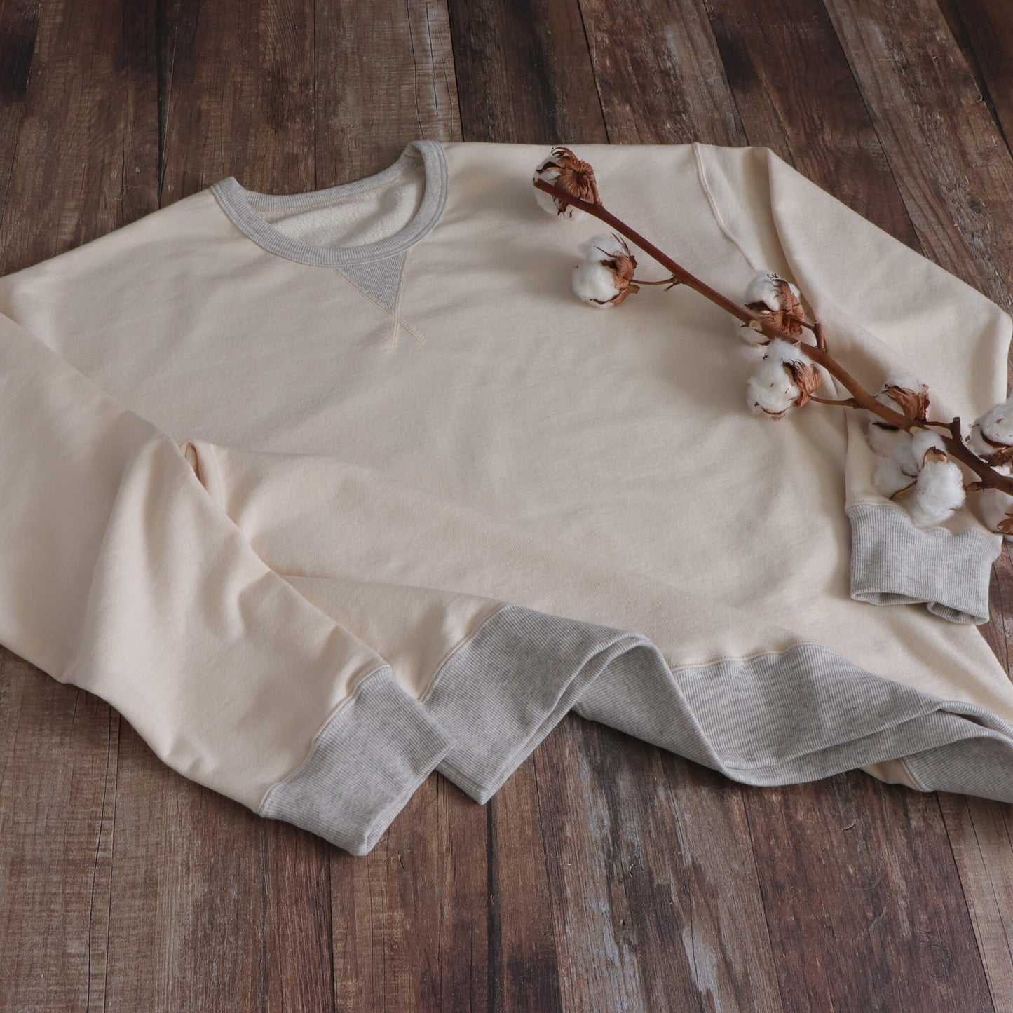 V-neck off-white short-sleeve T-shirt