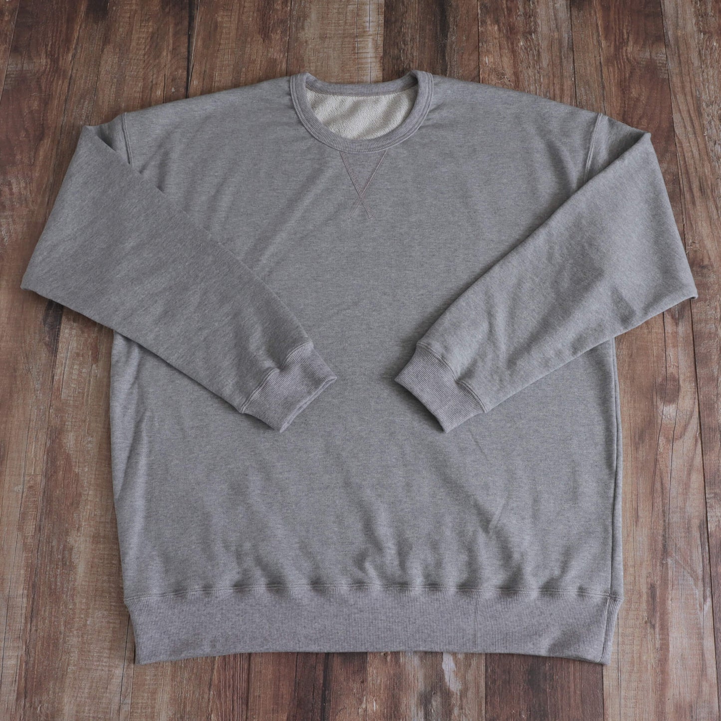 V-neck off-white short-sleeve T-shirt