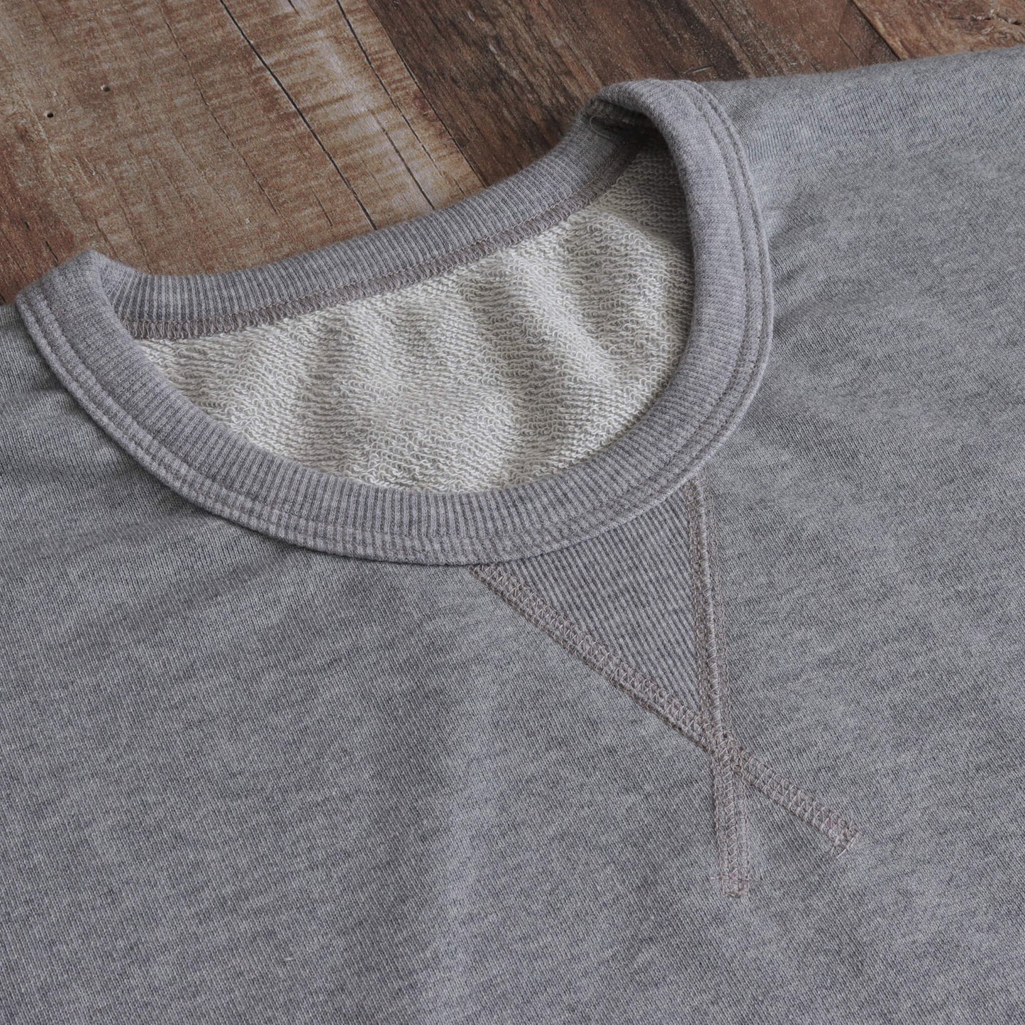 V-neck off-white short-sleeve T-shirt