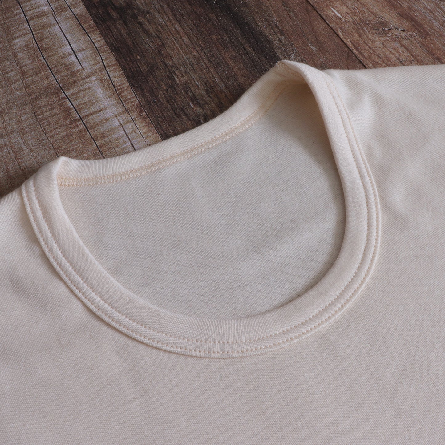 V-neck off-white short-sleeve T-shirt