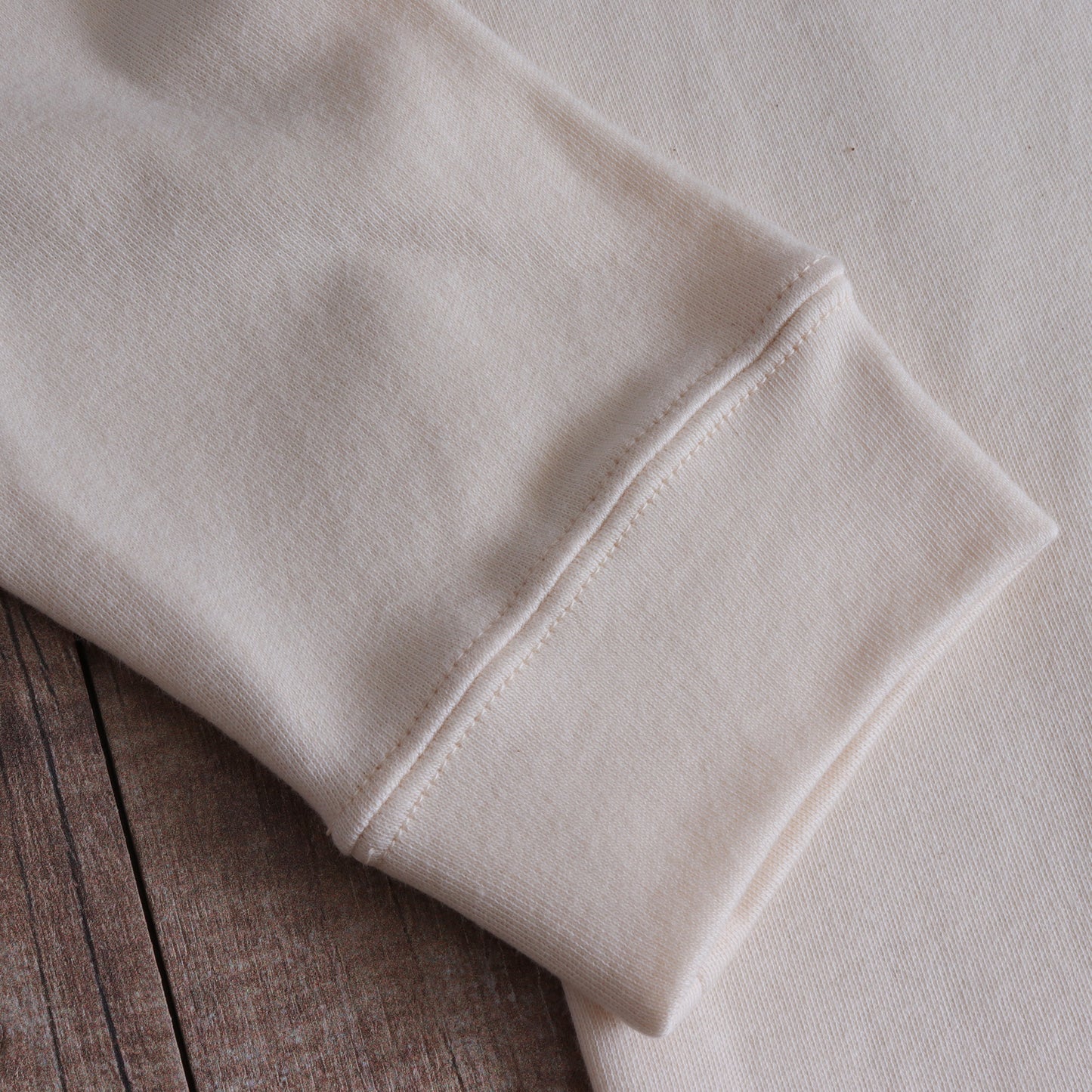 V-neck off-white short-sleeve T-shirt
