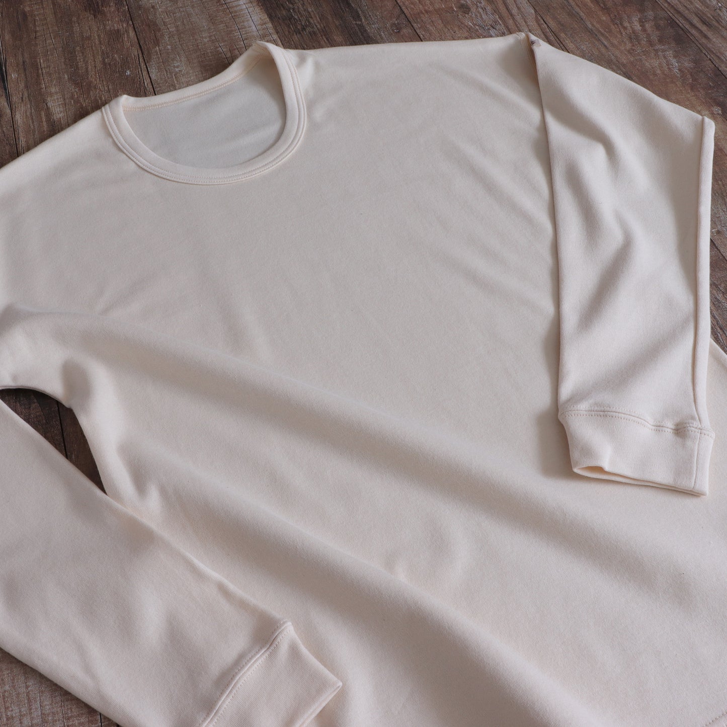 V-neck off-white short-sleeve T-shirt