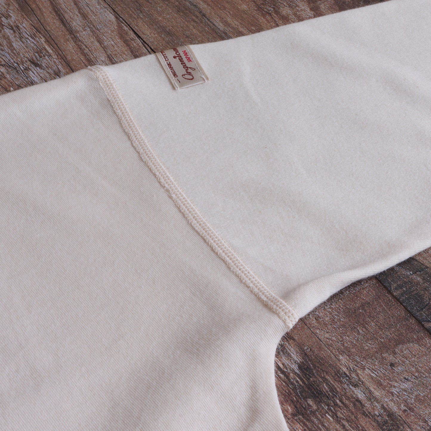 V-neck off-white short-sleeve T-shirt